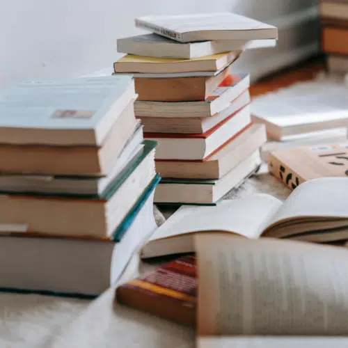 Why Too Much Clutter is Hurting Your Homeschool homeschool clutter: books